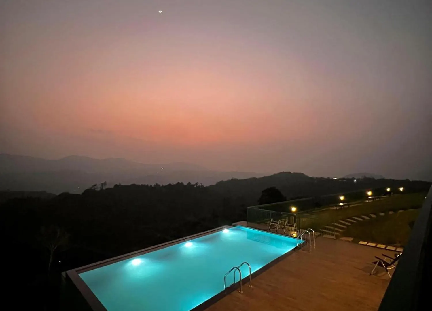 Hotel Cloudy Court Resort Idukki