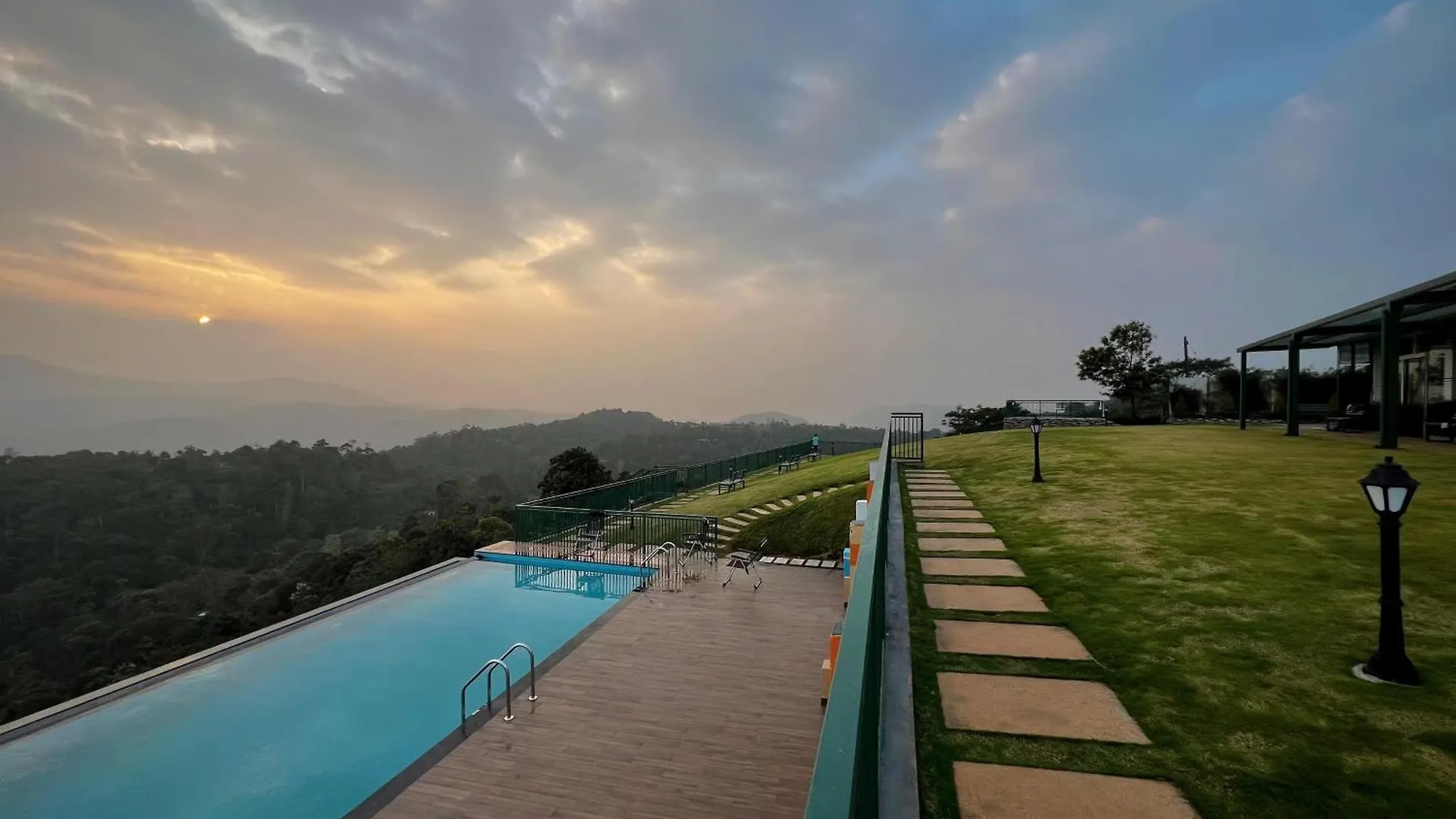 Cloudy Court Resort Idukki Hotel