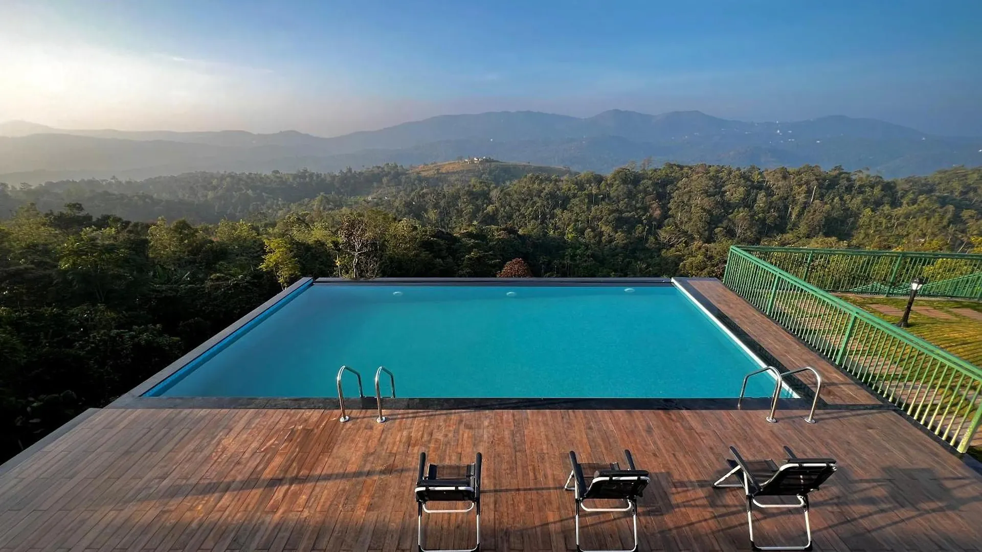 Hotel Cloudy Court Resort Idukki